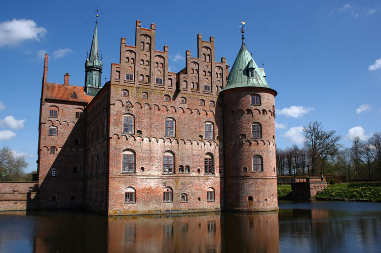 Castle moat and castle photographed from a distance