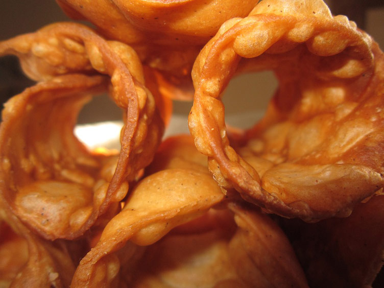 Deep fried crisp-looking Italian pastries. To finish off the dessert the cream will be added inside the crisp pastries. 