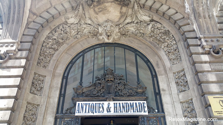 The front entrance and logo to the antique and handmade market