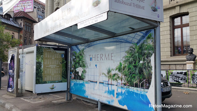 Um único Therme Bucuresti parada de ônibus decorado com cartazes de piscinas de fazer a parada de ônibus claramente identificáveis