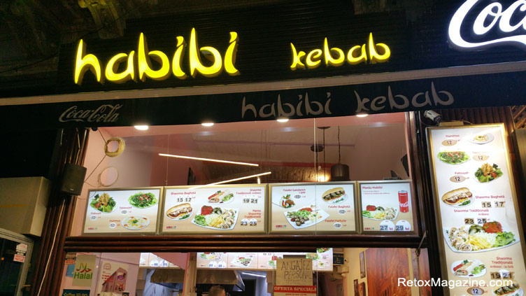 Zbliżenie zdjęcie Habibi Kebab shop przód sfotografowany w nocy