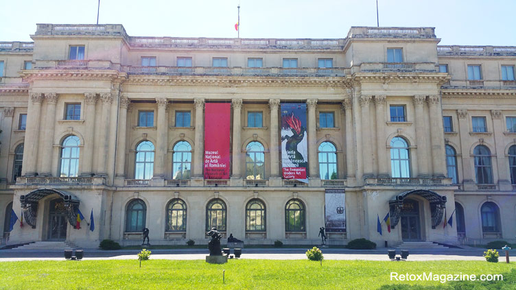 La vista frontale del Palazzo Reale, che ora è la Galleria d'Arte Nazionale, Bucarest