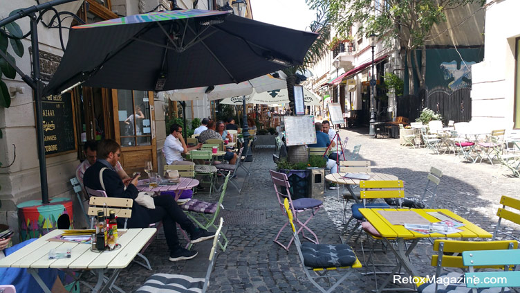 Una calle peatonal con cafés en un día soleado en el casco antiguo de Bucarest, Rumania