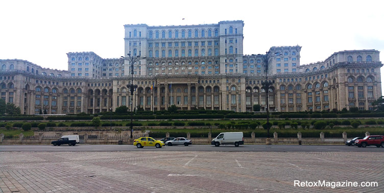 La vue de face du Palais du Parlement photographiée pendant la journée à Bucarest, en Roumanie