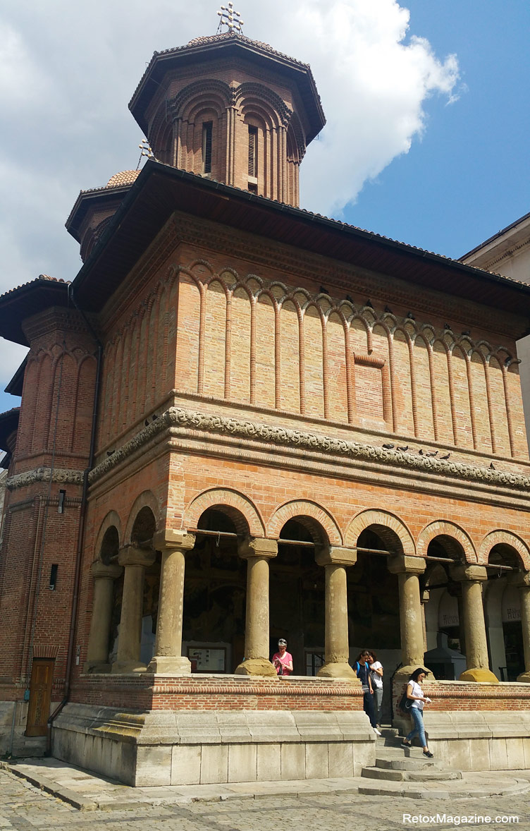 Ein schönes und altes rotes Backsteingebäude, das eine rumänisch-orthodoxe Kretzulescu-Kirche in Bukarest ist