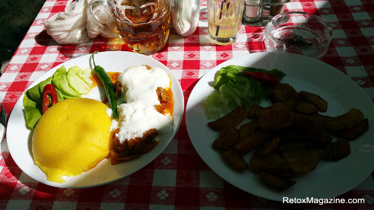 Plats traditionnels roumains servis et présentés sur la table du restaurant La Mahala à Bucarest